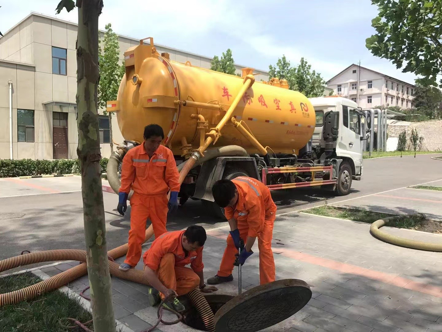 义乌化粪池清理与5-8吨吸粪车施工效率分析